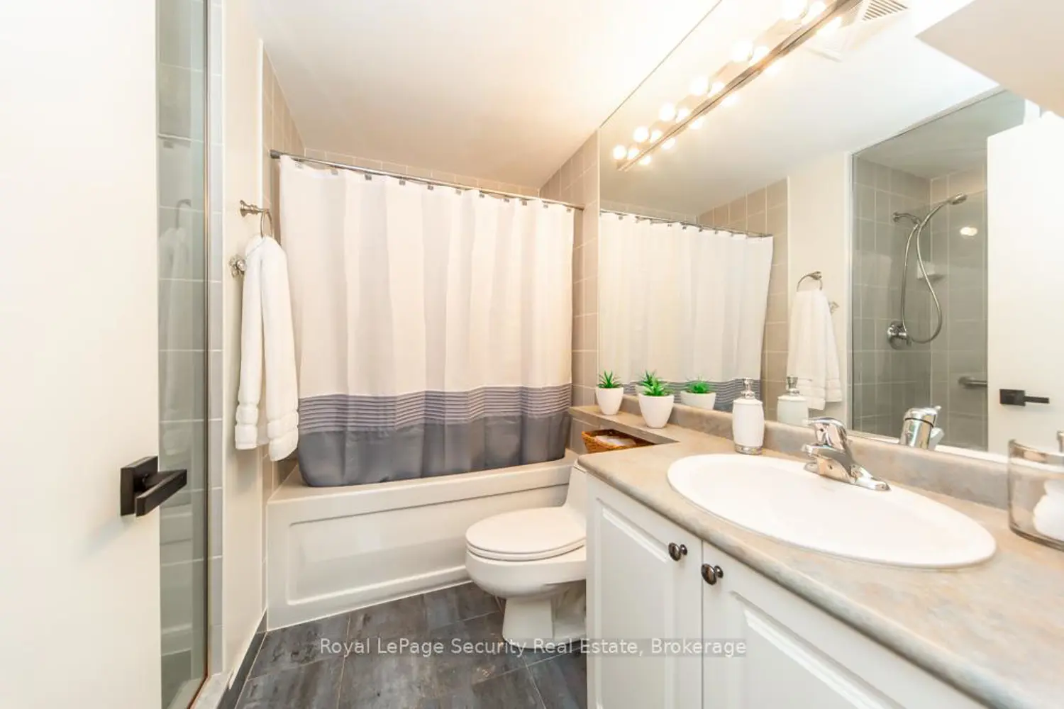 Additional image 10 of 38 Fontenay Court 1402