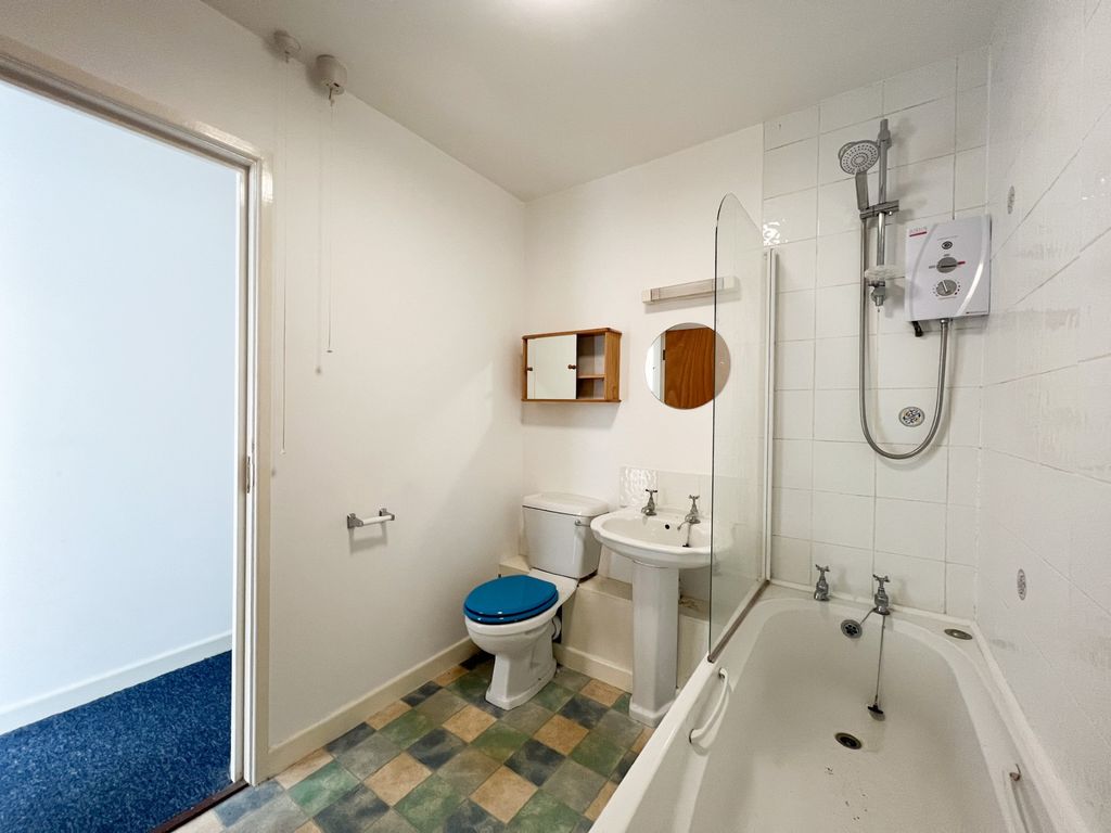 2 bed flat for saleY Lanfa, Trefechan SY23 photo 5