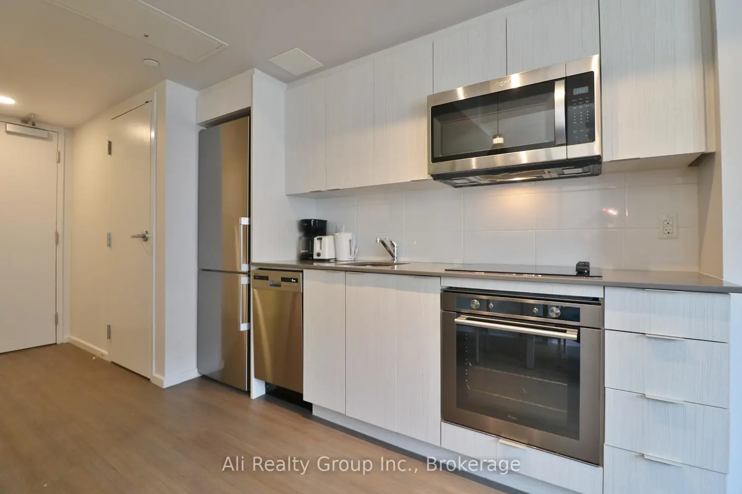 105 Champagne Avenue 1602 photo 4