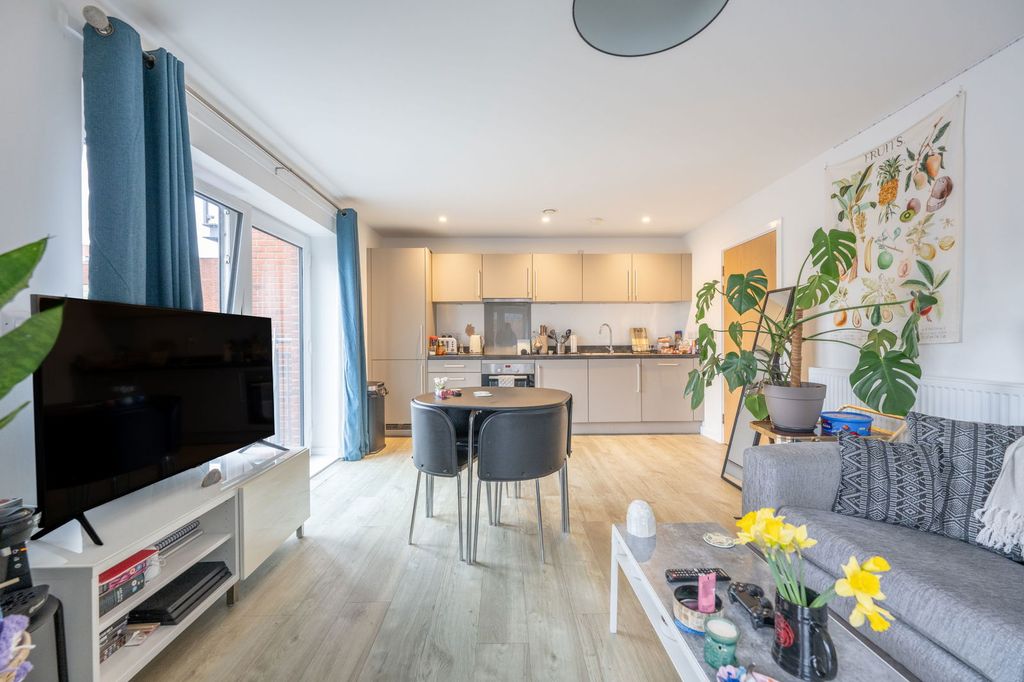 2 bed flat for saleSpenser, Keel Road, Woolston SO19 photo 4