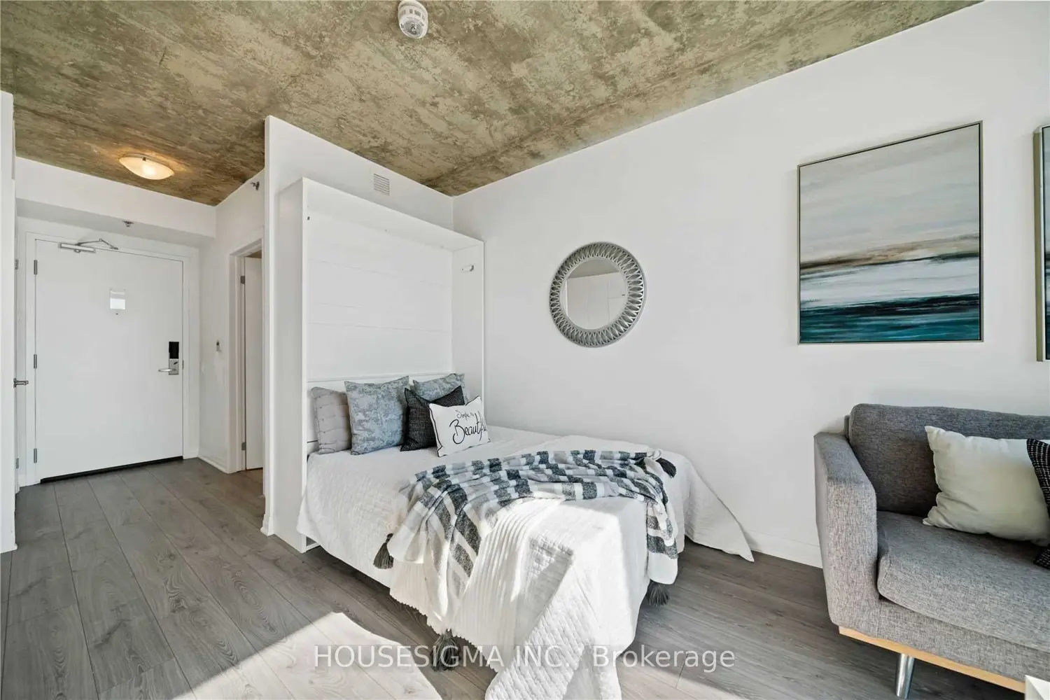 1900 Simcoe Street 741 photo 2