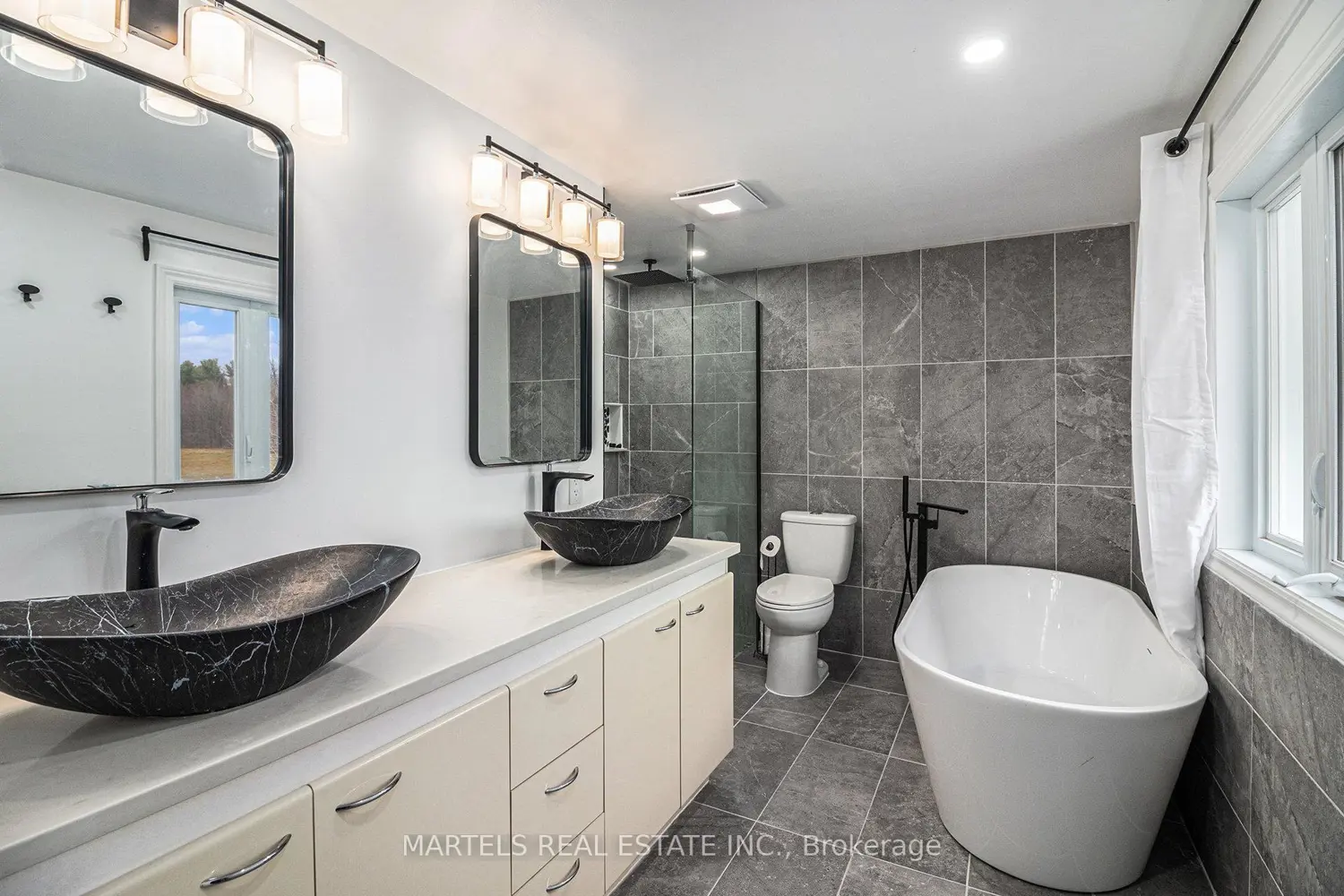 Additional image 12 of 844 Principale Street