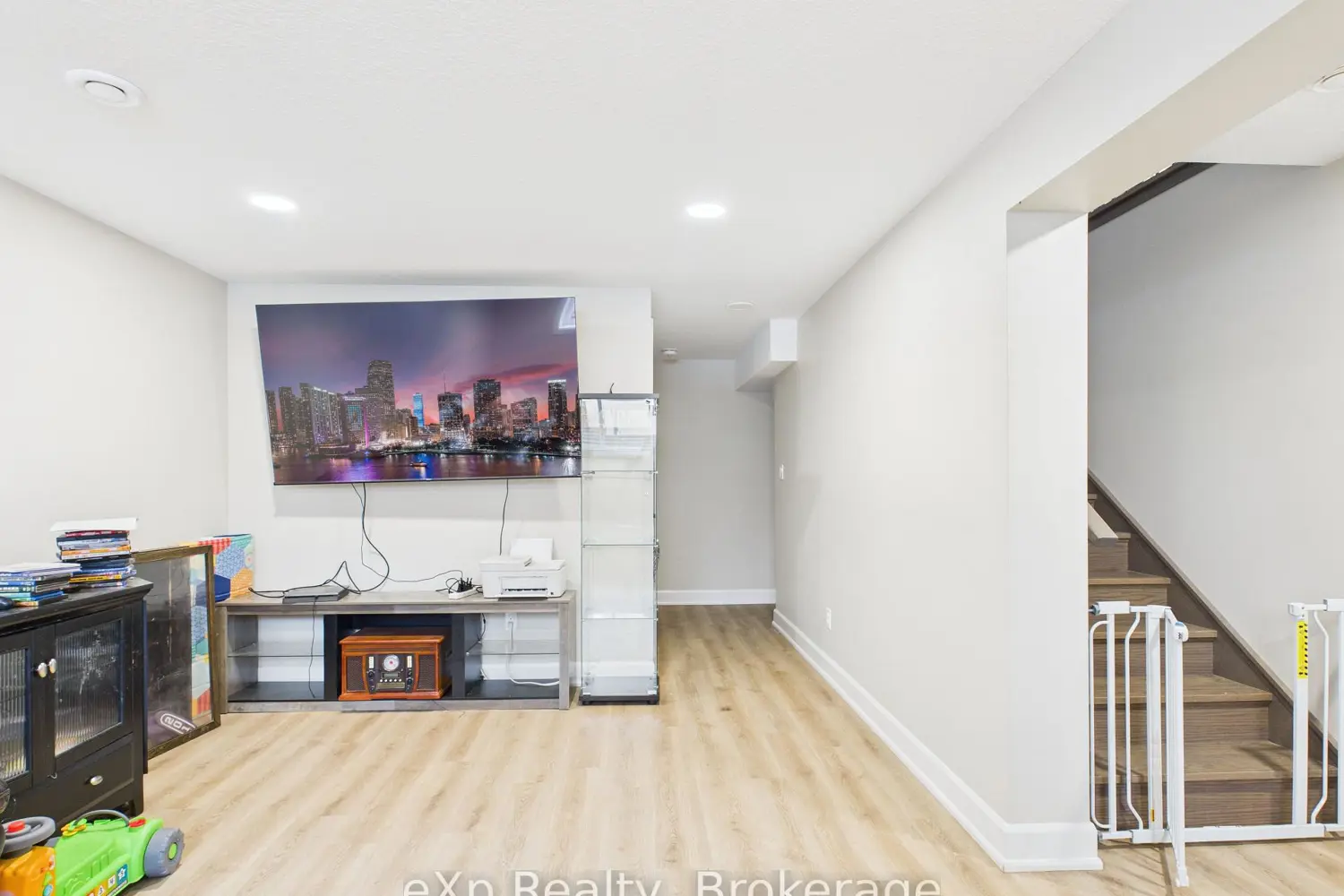 Additional image 12 of 221130 Grey Road 9