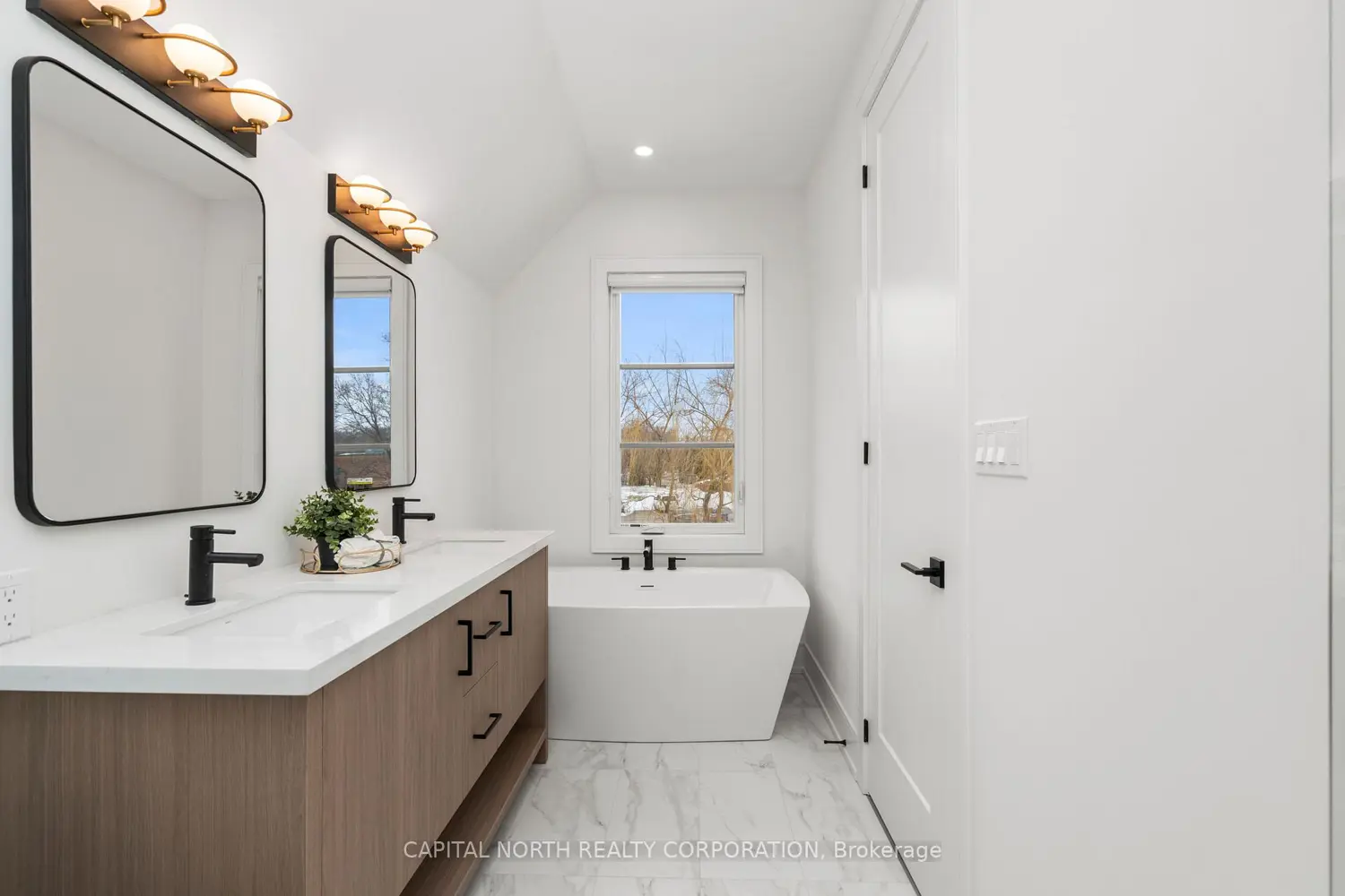 Additional image 10 of 1076 Roosevelt Road