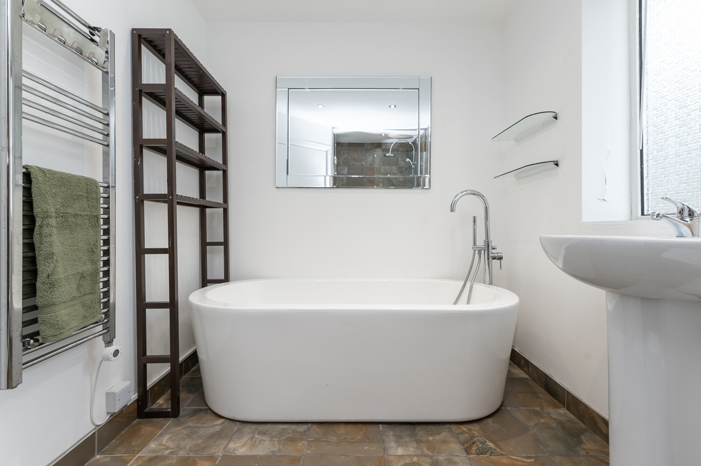 Additional image 27 of 5 Bed Detached House, Fully Furnished In North Leeds, LS17, N1 7GU