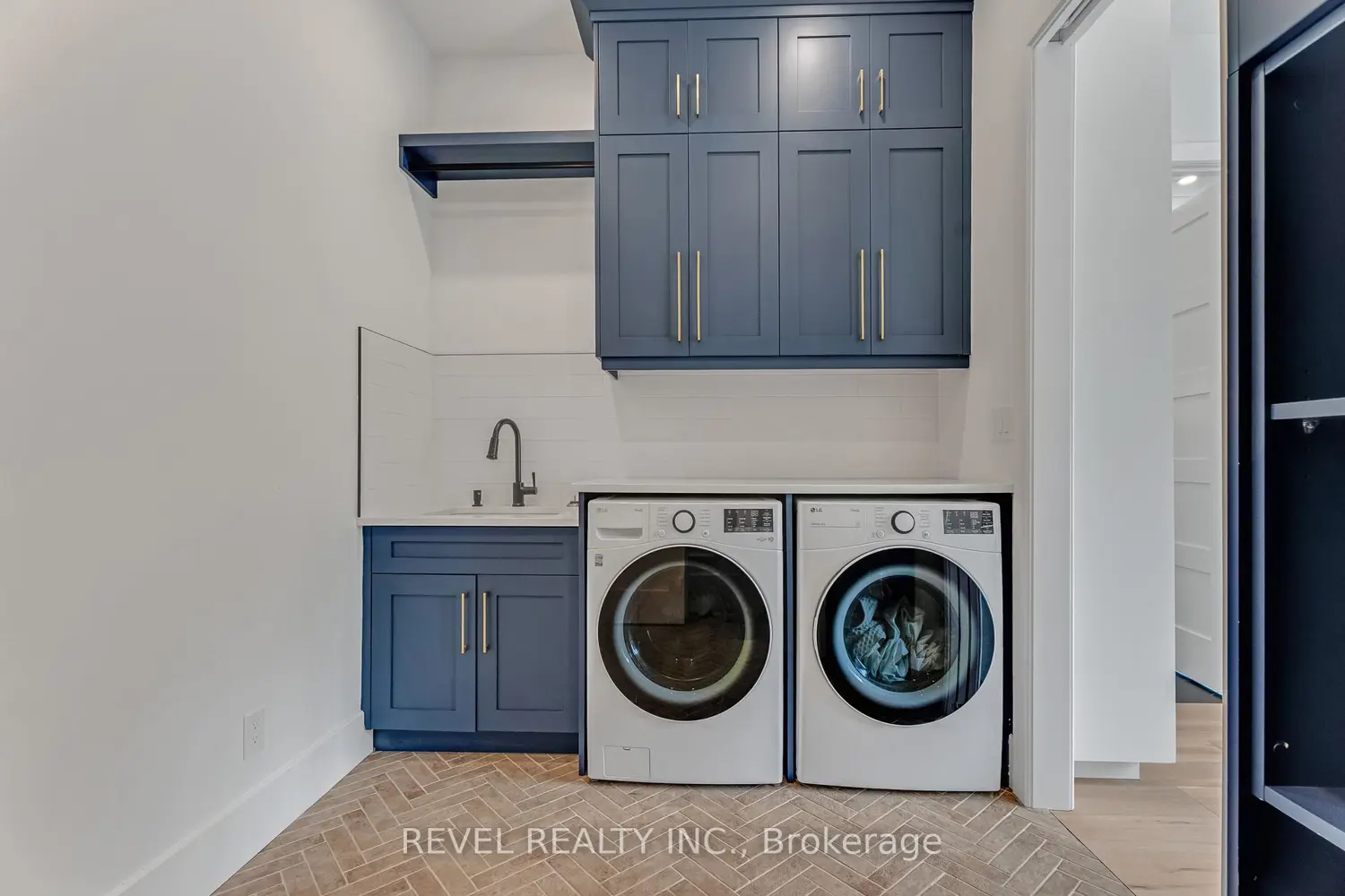 Additional image 11 of 4678 Lobsinger Line