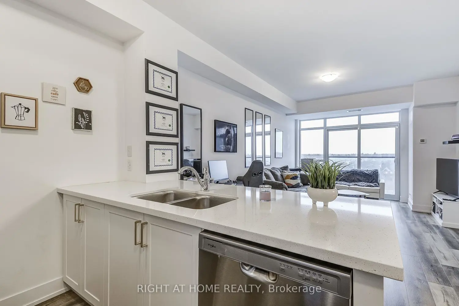 Additional image 8 of 470 Dundas Street 604