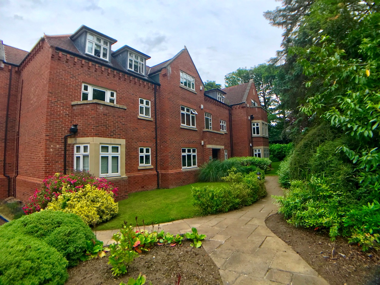 2 Bed Flat, Wood Moor Court, LS17, N1 7GU