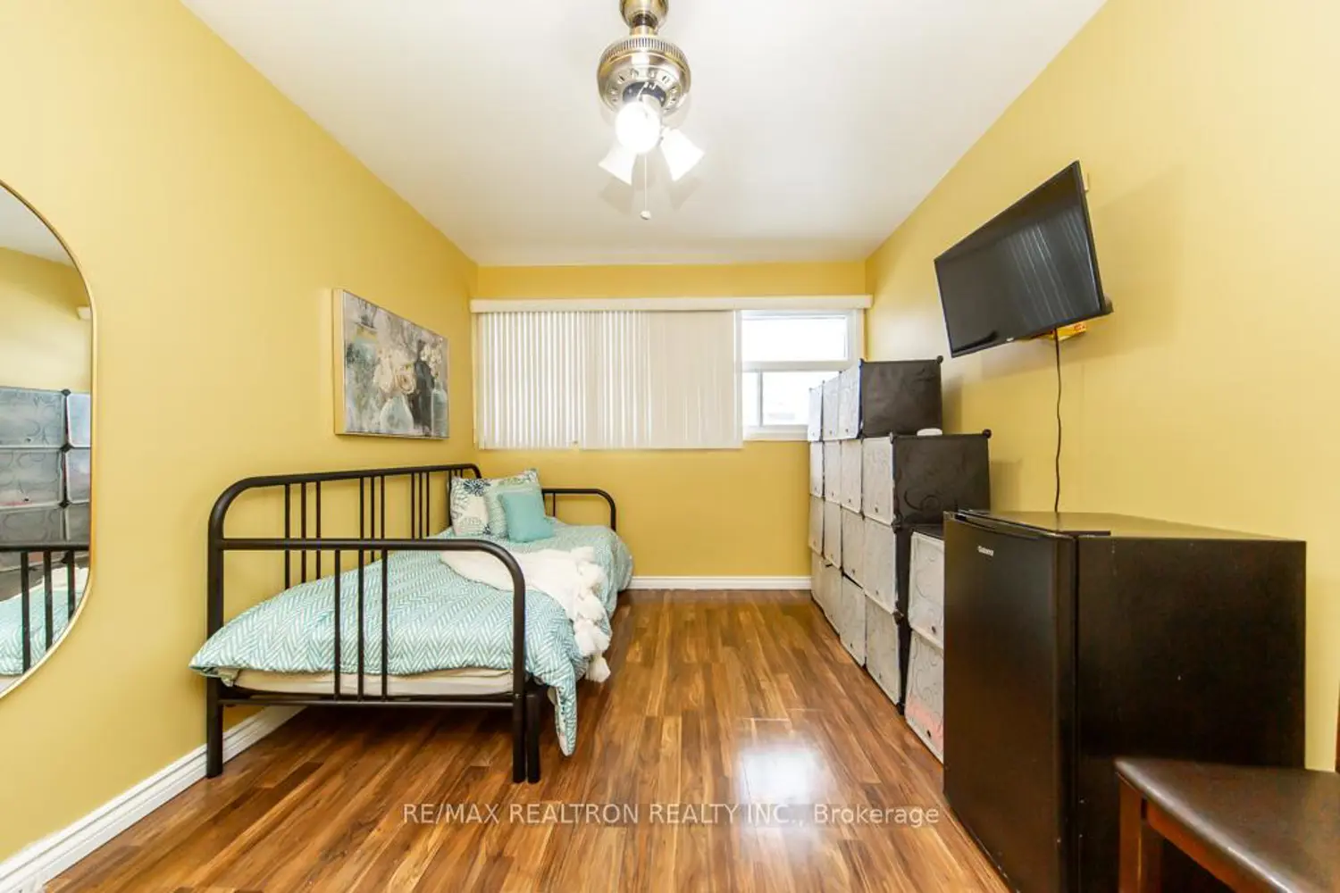 Additional image 16 of 34 Venetian Crescent 143