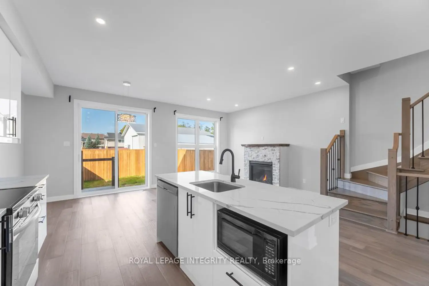 875 Contour Street B photo 4