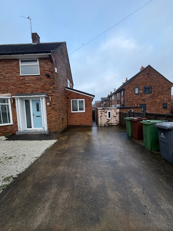 3 Bed Semi-Detached House, Old Farm Approach, LS16, N1 7GU