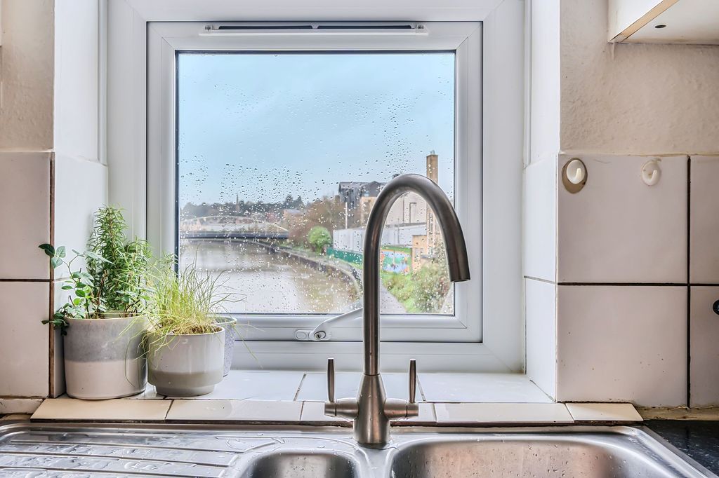 2 bed flat for saleOnega Terrace, Bath BA1 photo 3