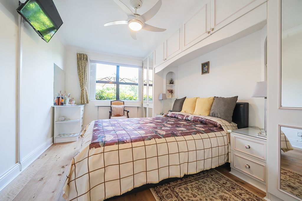 Additional image 6 of 2 bed flat for saleLyonsdown Road, New Barnet EN5