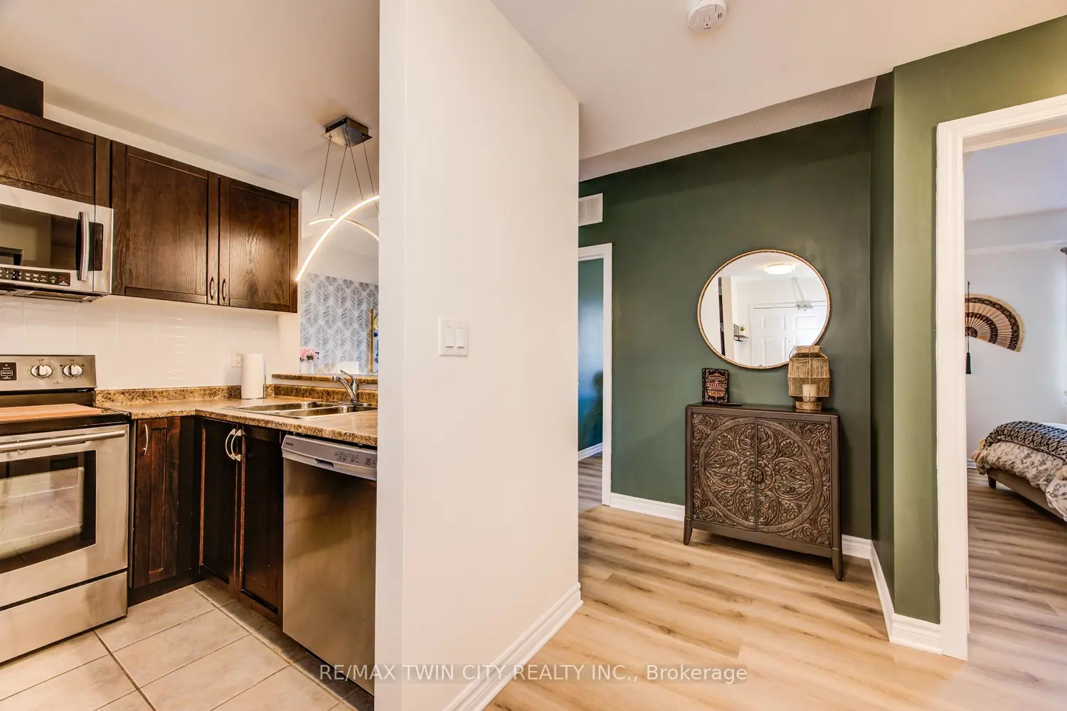 2 Colonial Drive 401 photo 2