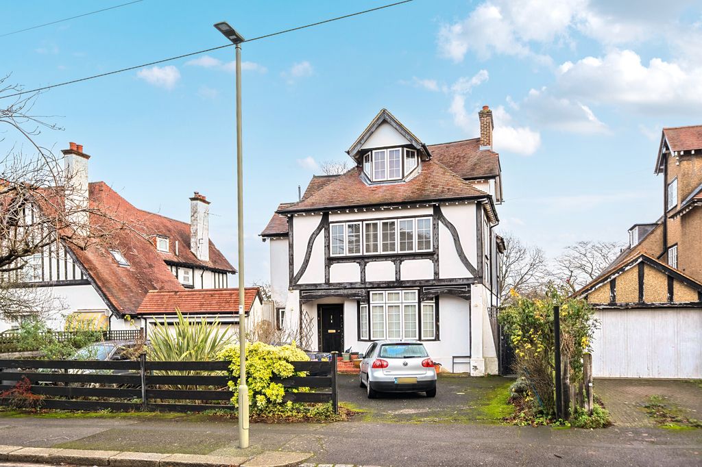 8 bed detached house for saleLyonsdown Avenue, New Barnet EN5