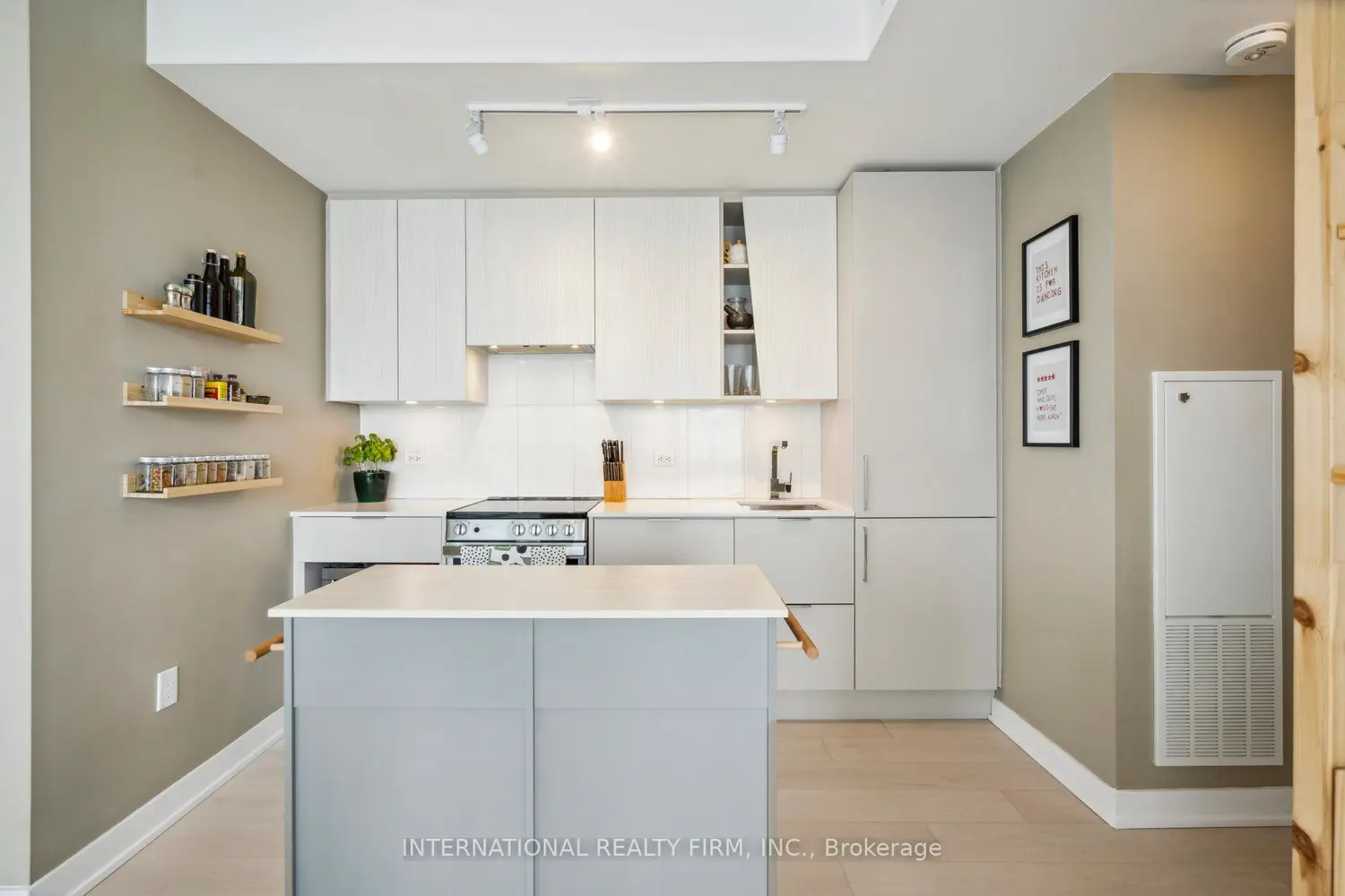 3900 Confederation Parkway 4004