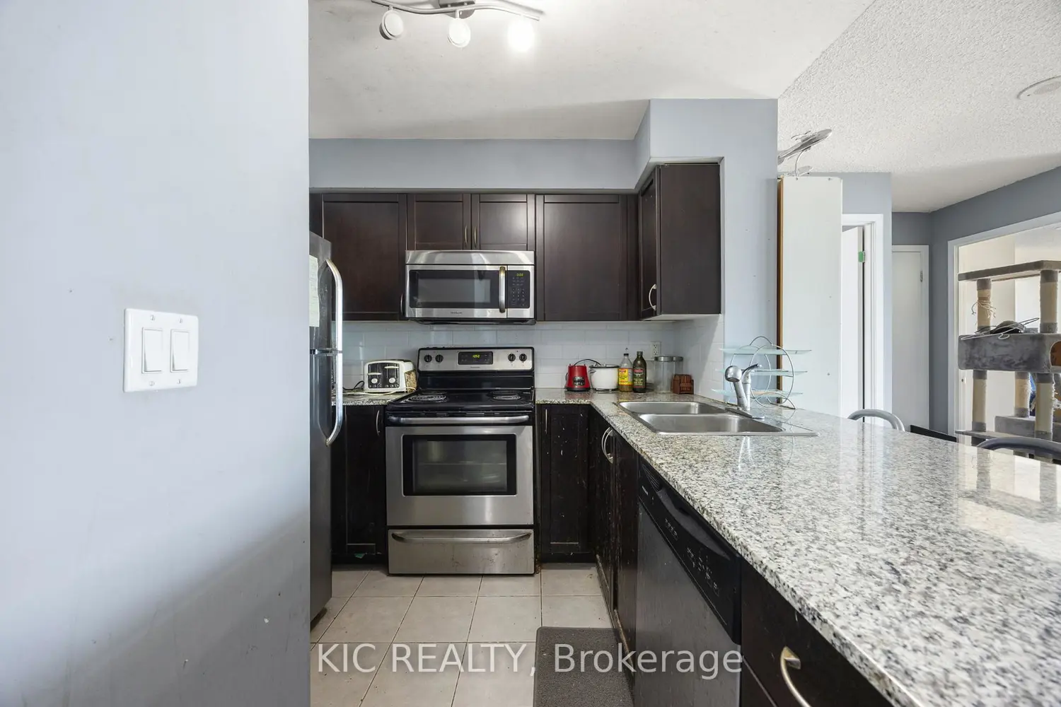 Additional image 9 of 812 Lansdowne Avenue 901