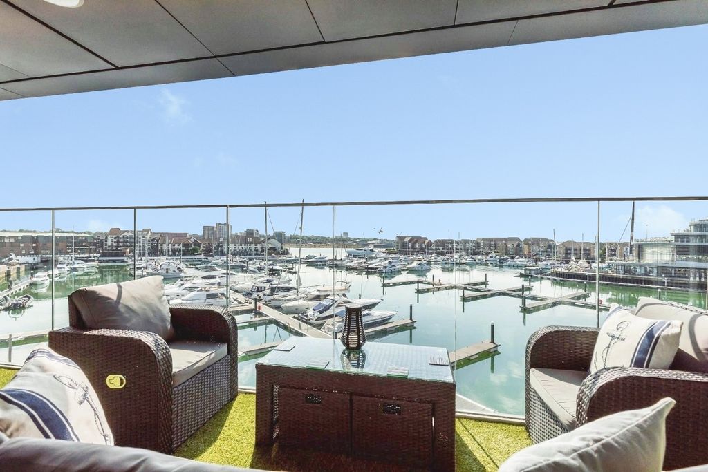 2 bed flat for saleThe Hawkins Tower, Admirals Quay Ocean Way, Southampton SO14