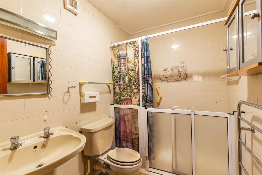 Additional image 9 of 2 bed flat for saleCowes, Isle Of Wight PO31