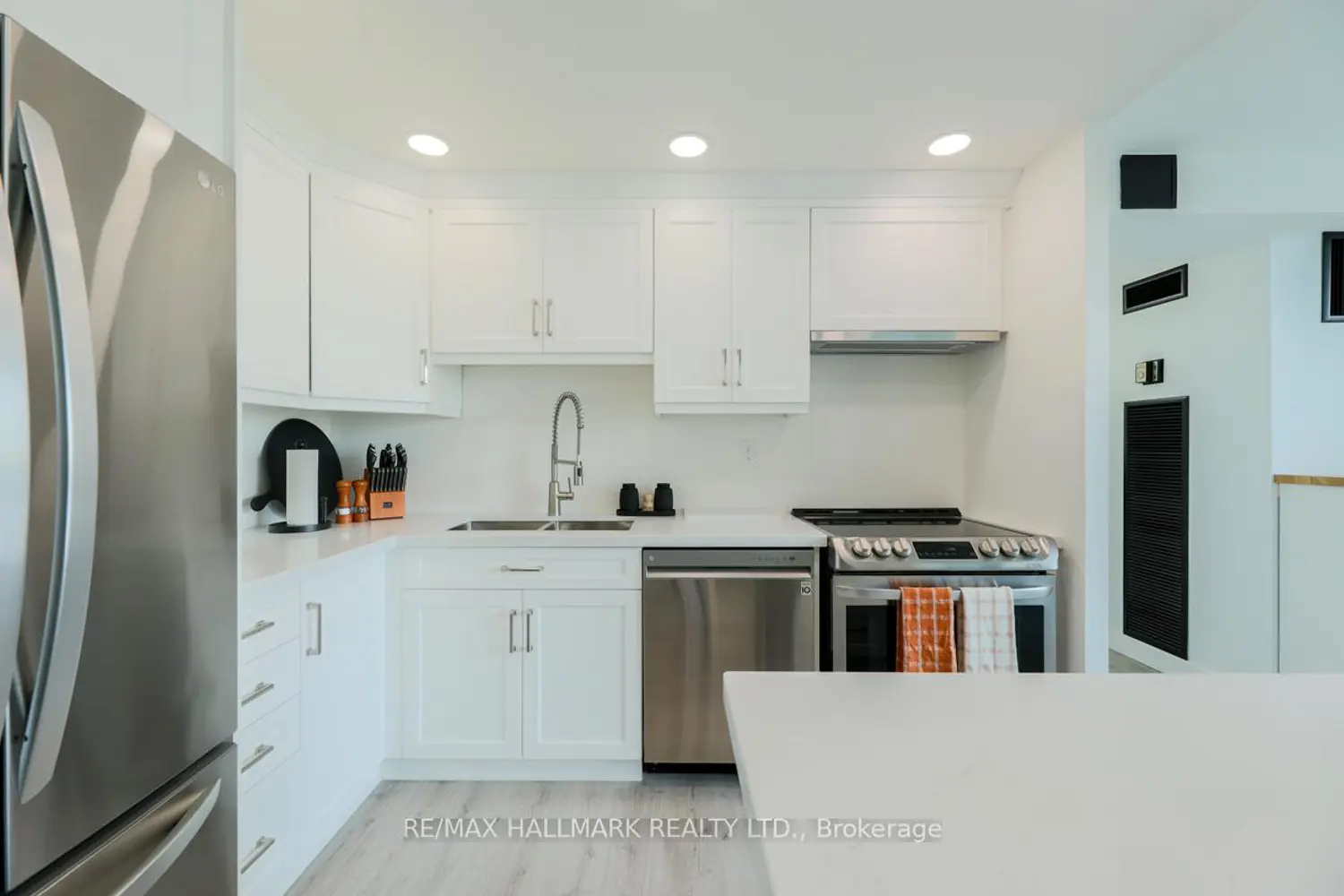 Additional image 4 of 3590 Kaneff Crescent 702