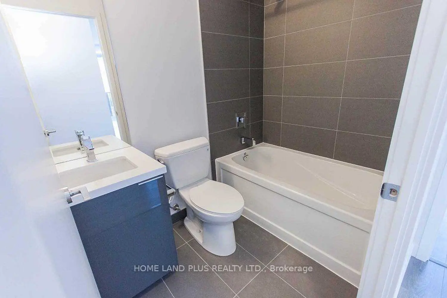 Additional image 11 of 8 Eglinton Avenue 5111