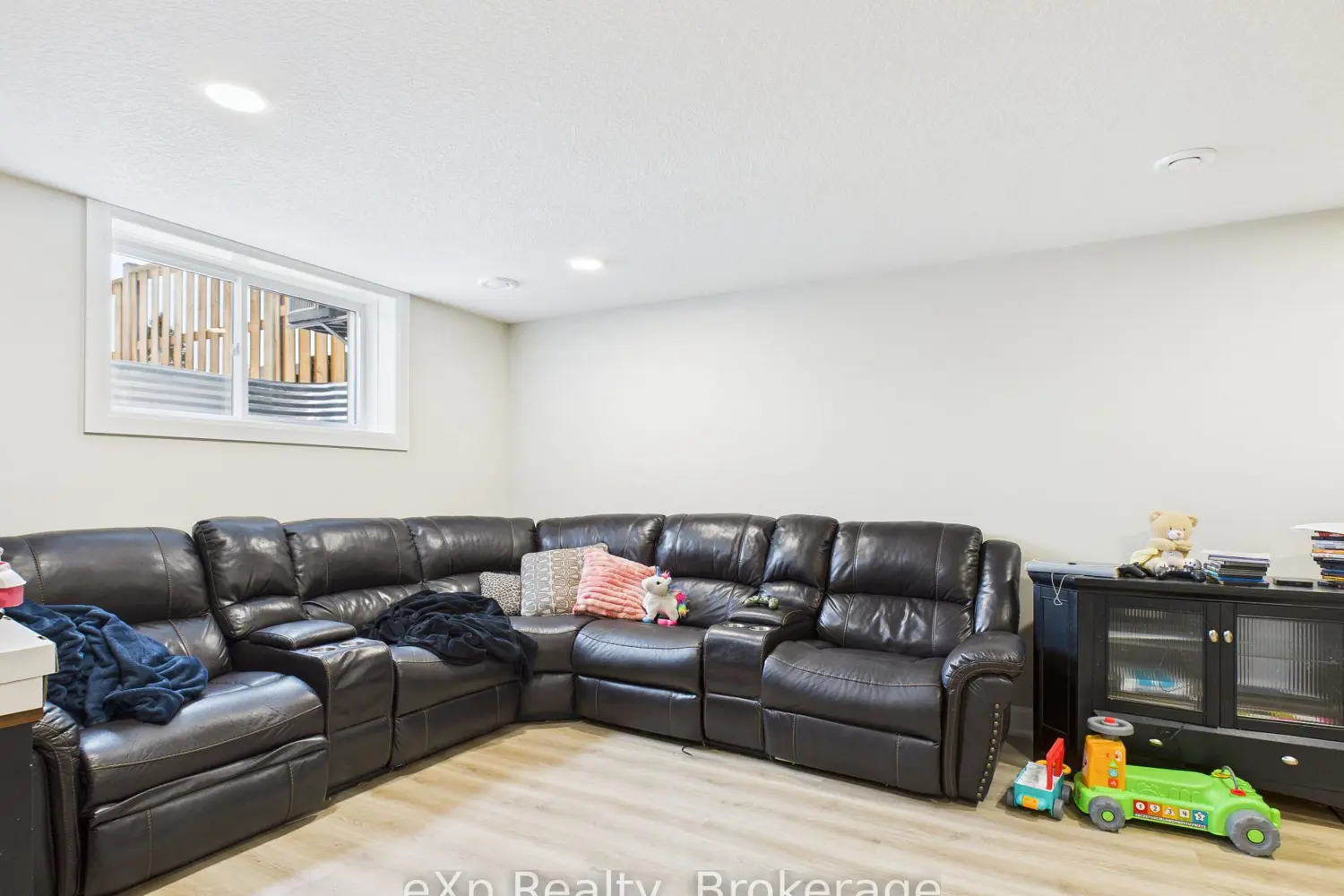 Additional image 11 of 221130 Grey Road 9