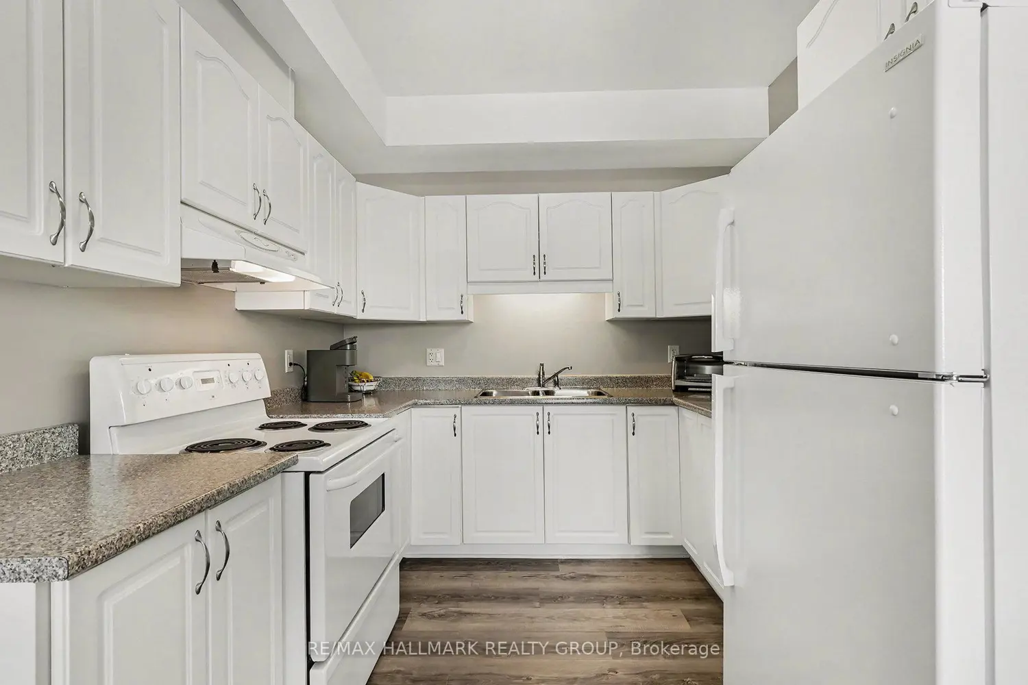 Additional image 10 of 1026 Laurier Street 208