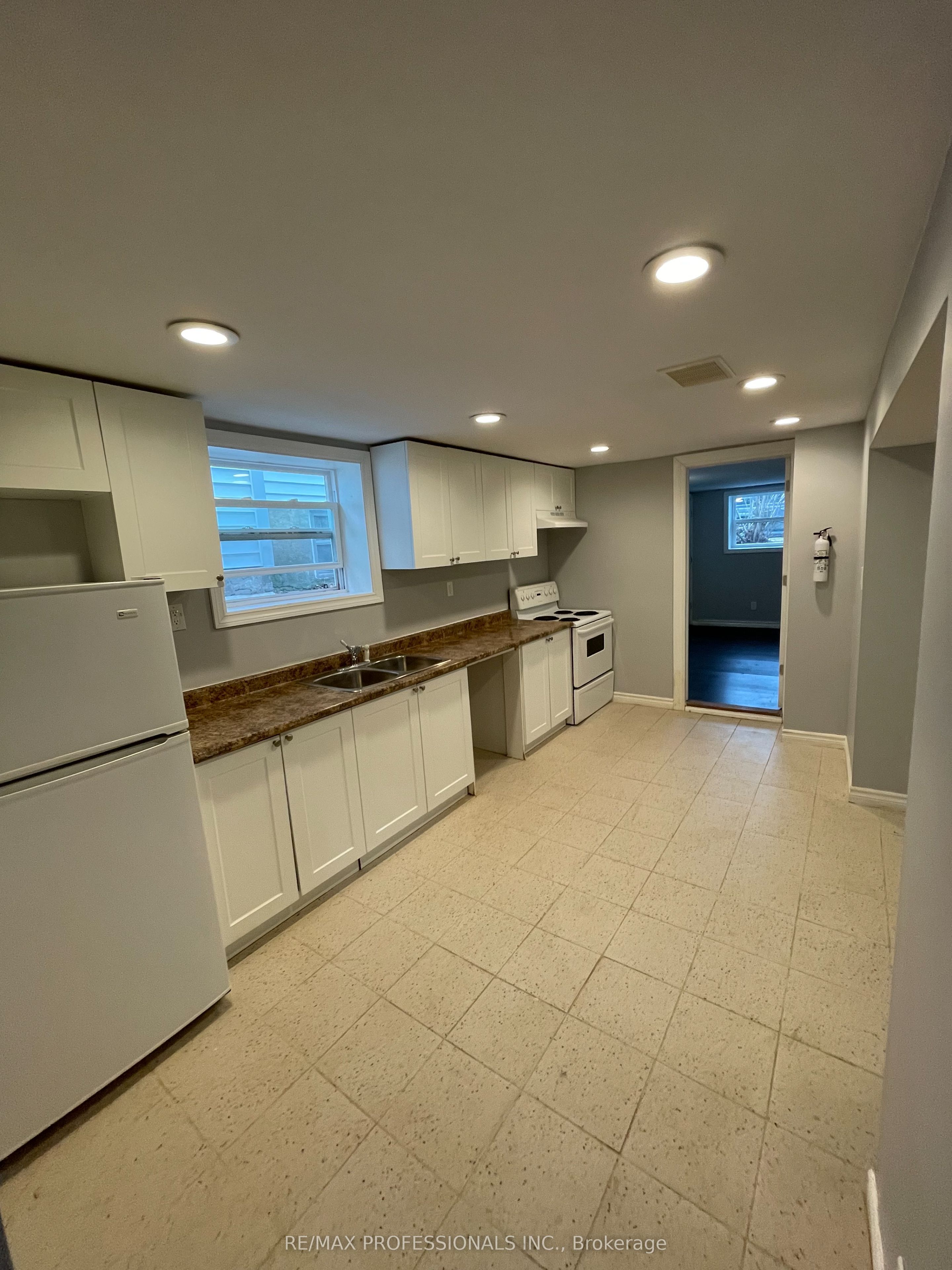 Additional image 5 of 8 Birch Tree Crescent, Toronto, ON, M6M 2K8