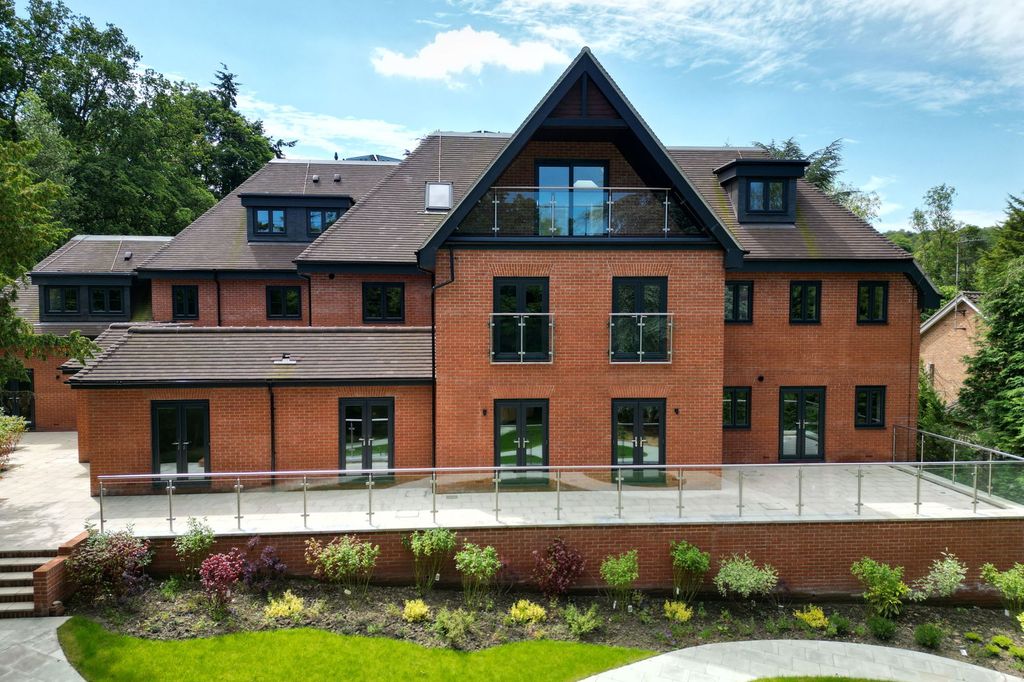 Additional image 16 of 2 bed flat for saleGreenhedges - Westerham Road, Oxted RH8