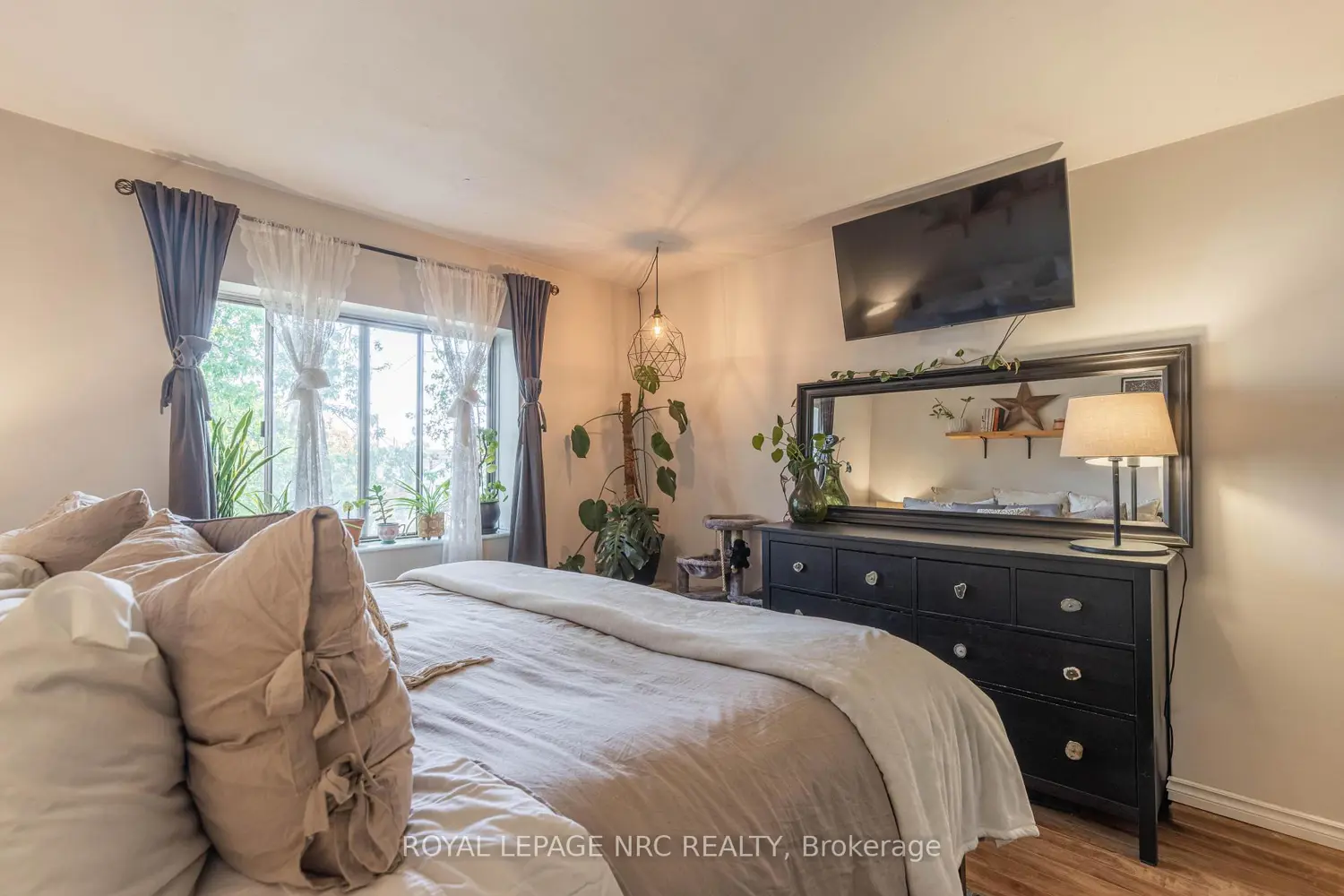 Additional image 9 of 456 Carlton Street 34