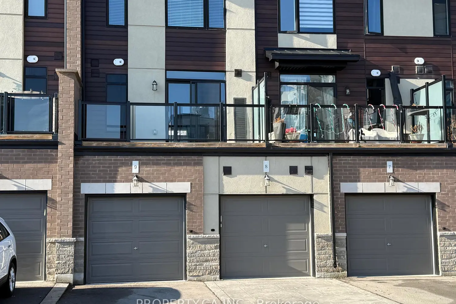 Additional image 3 of 590 North Service Road 9