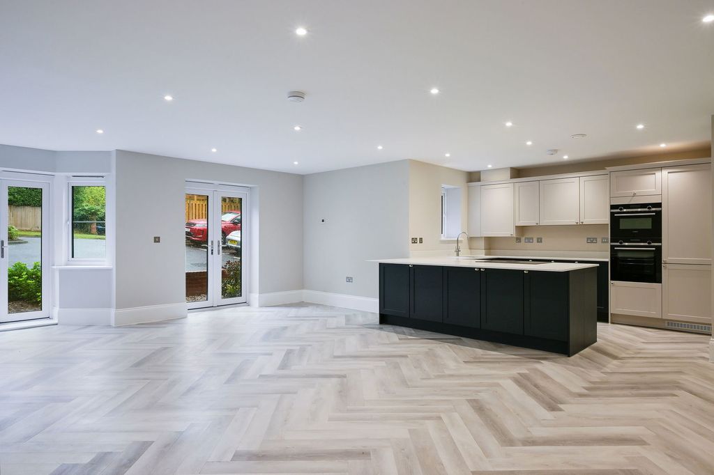 Additional image 5 of 2 bed flat for saleGreenhedges - Westerham Road, Oxted RH8