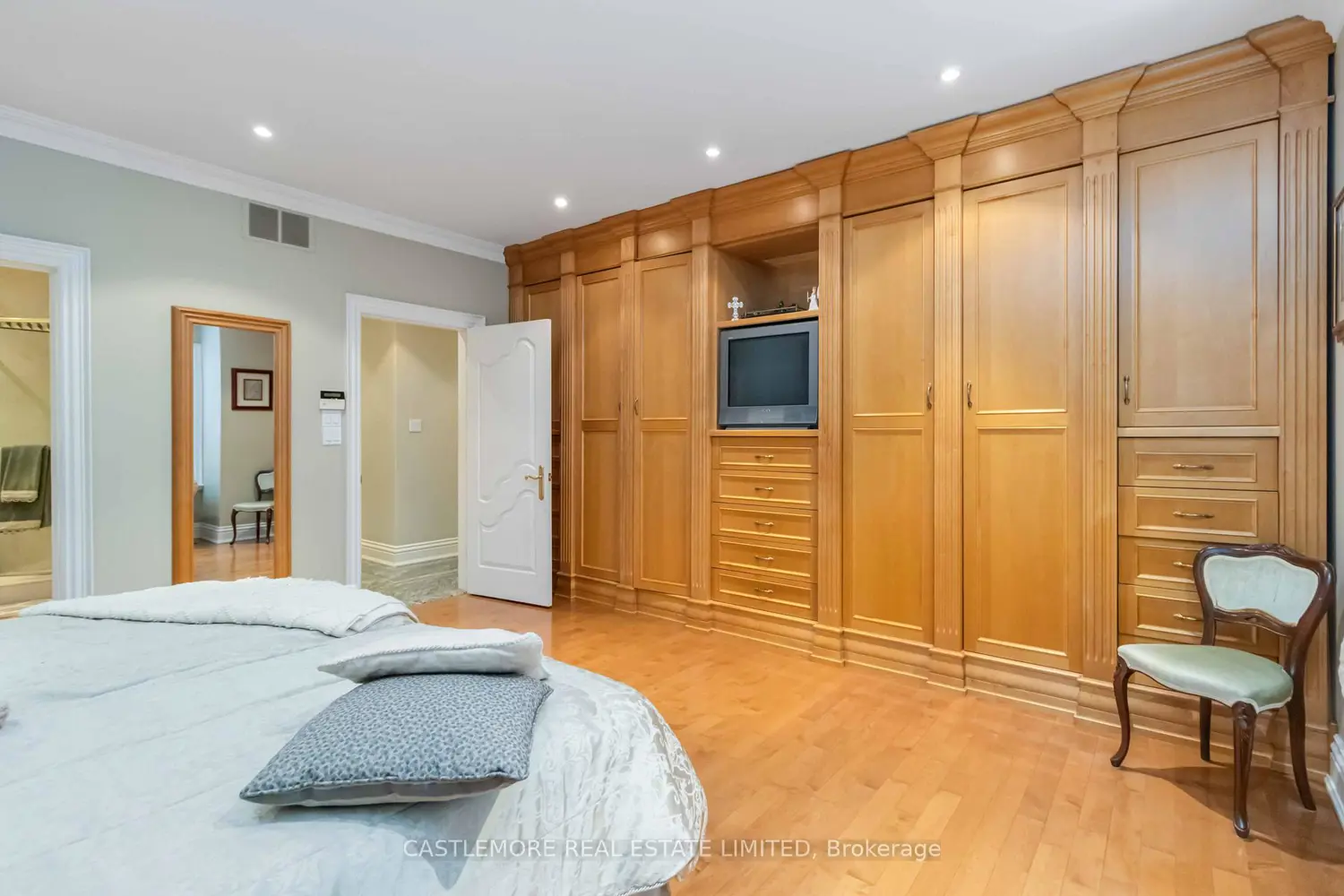 Additional image 11 of 2444 Hensall Street