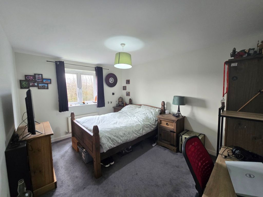 2 bed flat for saleFfordd Maendy, Sarn CF32 photo 3