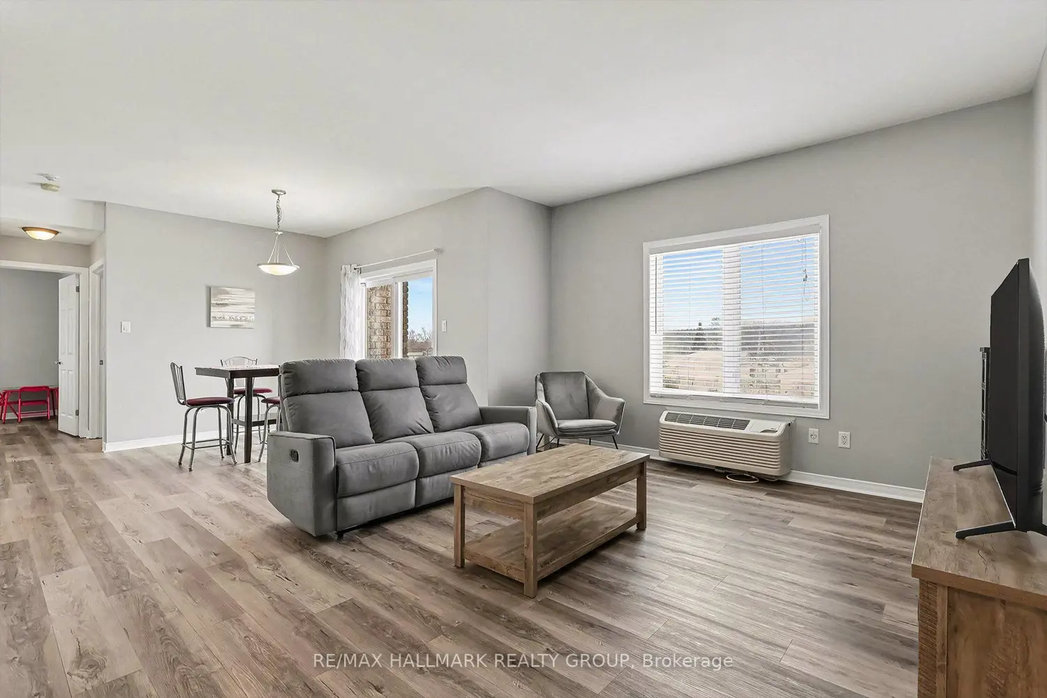 Additional image 6 of 1026 Laurier Street 208