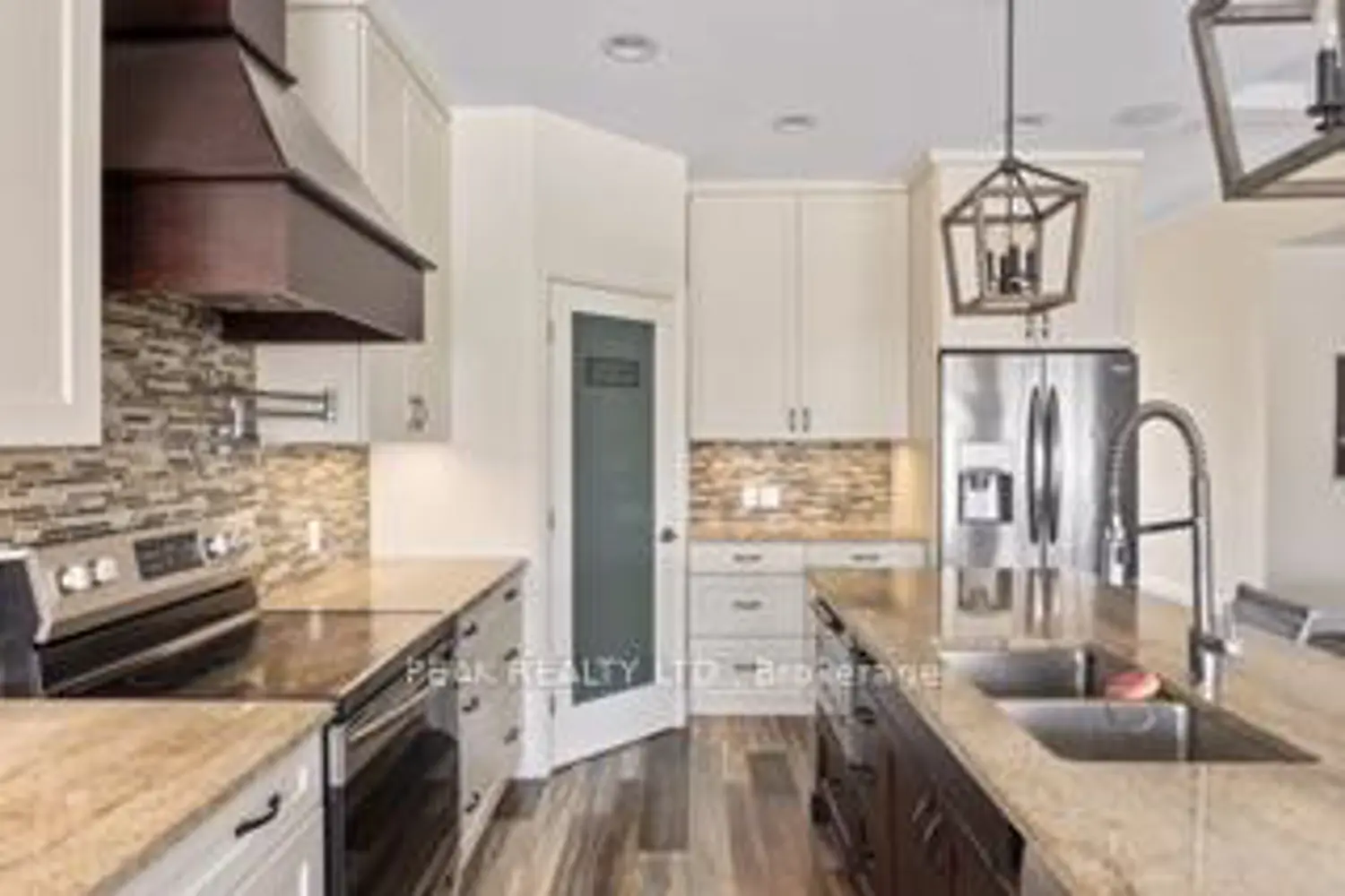 Additional image 4 of 5 Fracas Court