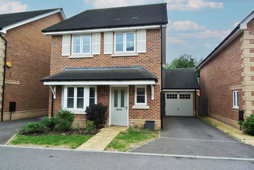 3 bed detached house for saleBoxwood Grove, West End GU24