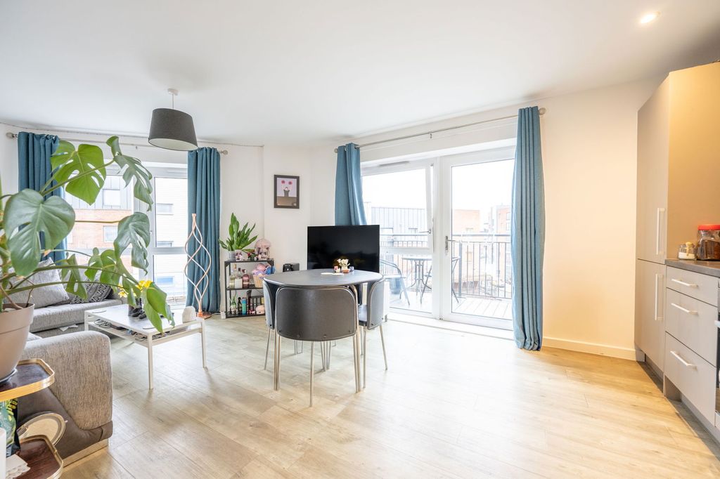 2 bed flat for saleSpenser, Keel Road, Woolston SO19 photo 2