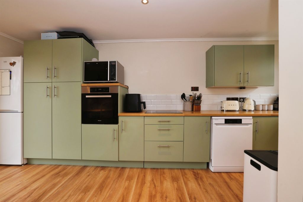 3 bed semi-detached house for salePound Close, Lyneham, Chippenham SN15 photo 3