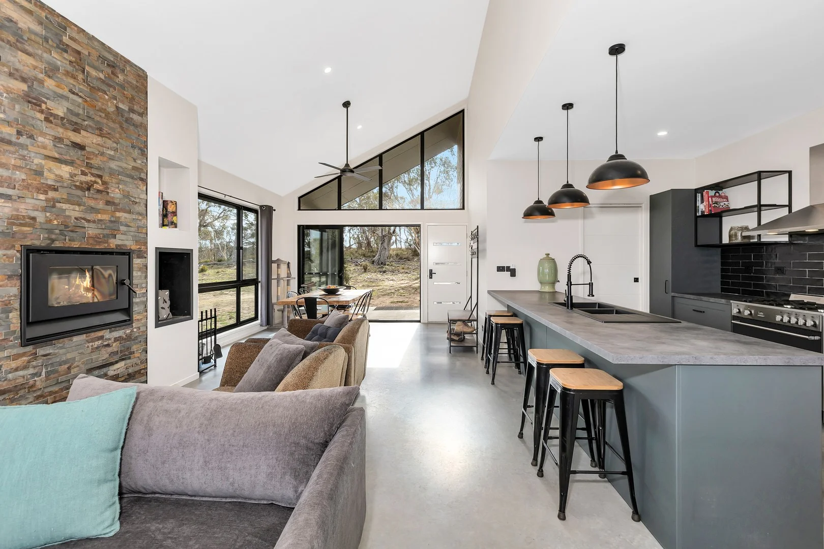 10 Hilltop Road, Hill Top NSW 2628