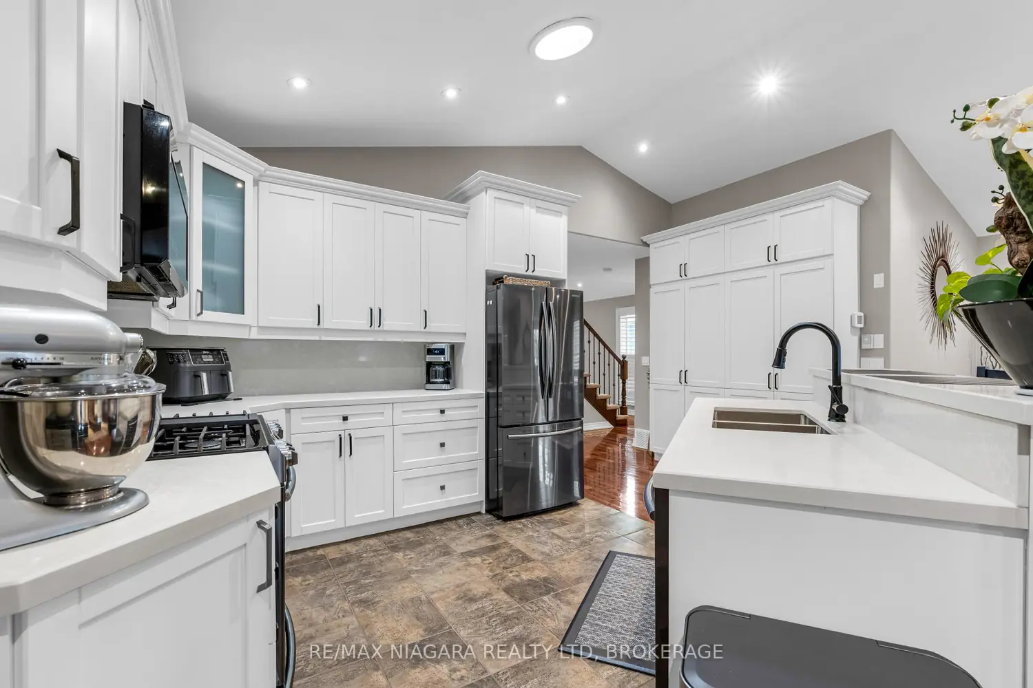 Additional image 8 of 30 Ball Avenue