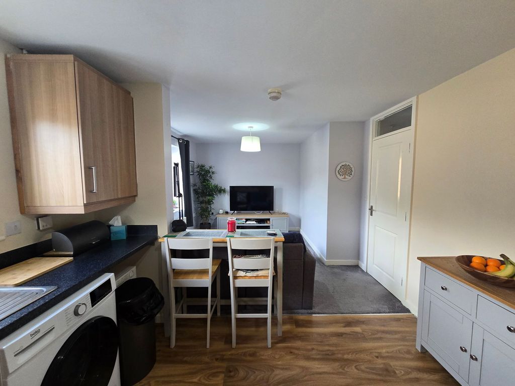 2 bed flat for saleFfordd Maendy, Sarn CF32 photo 4