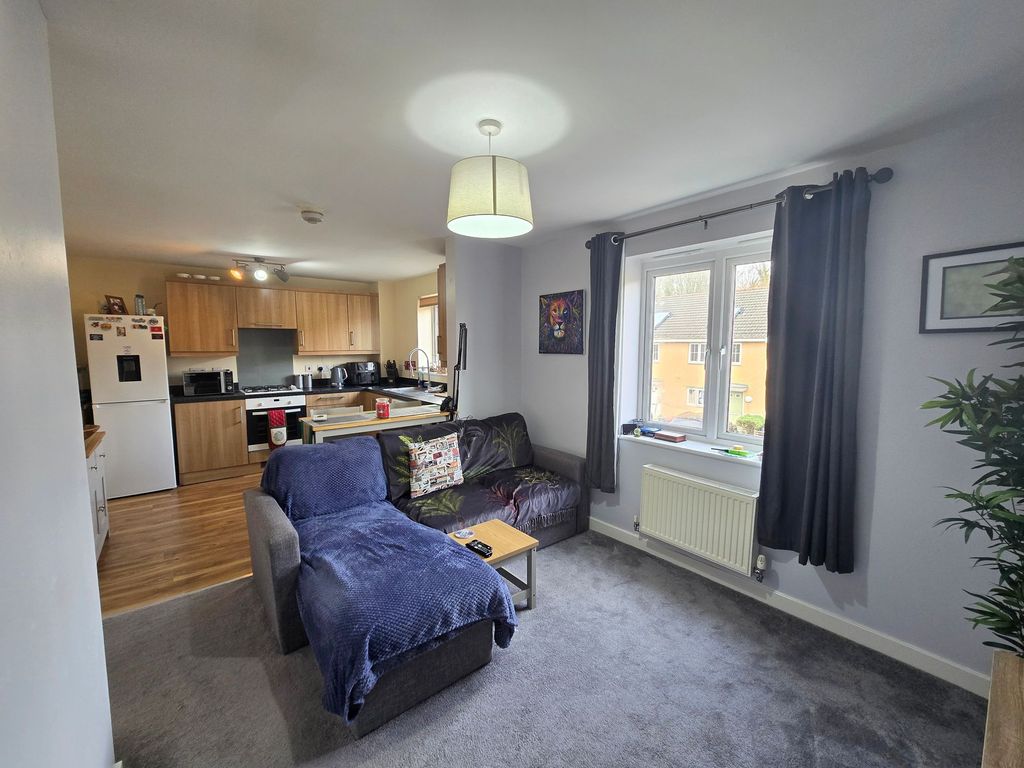 2 bed flat for saleFfordd Maendy, Sarn CF32 photo 2