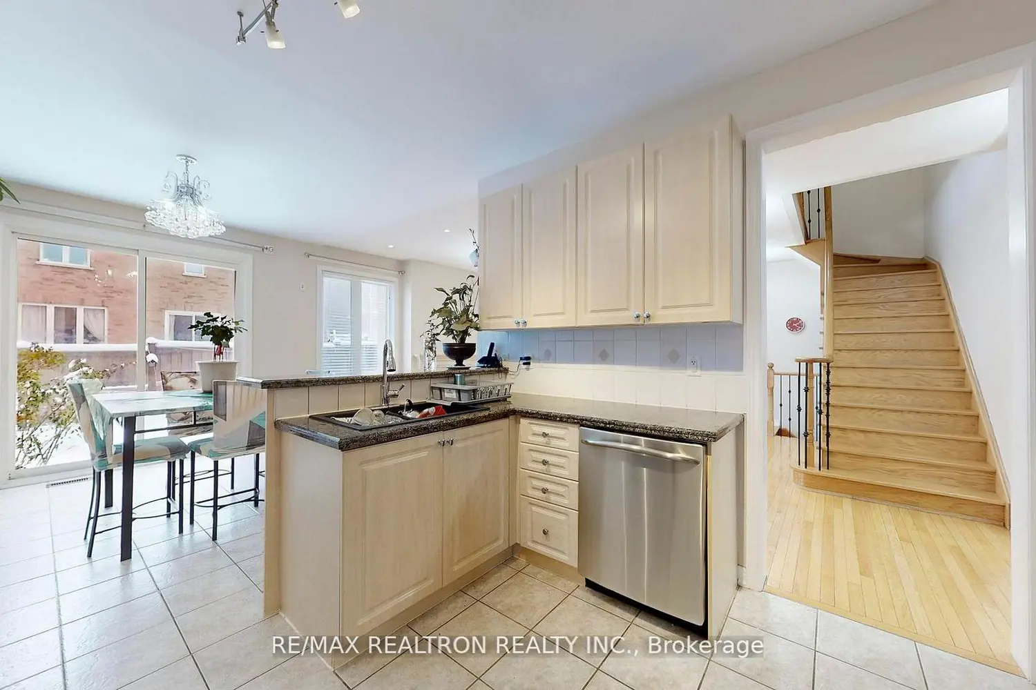 222 Silver Maple Road photo 2