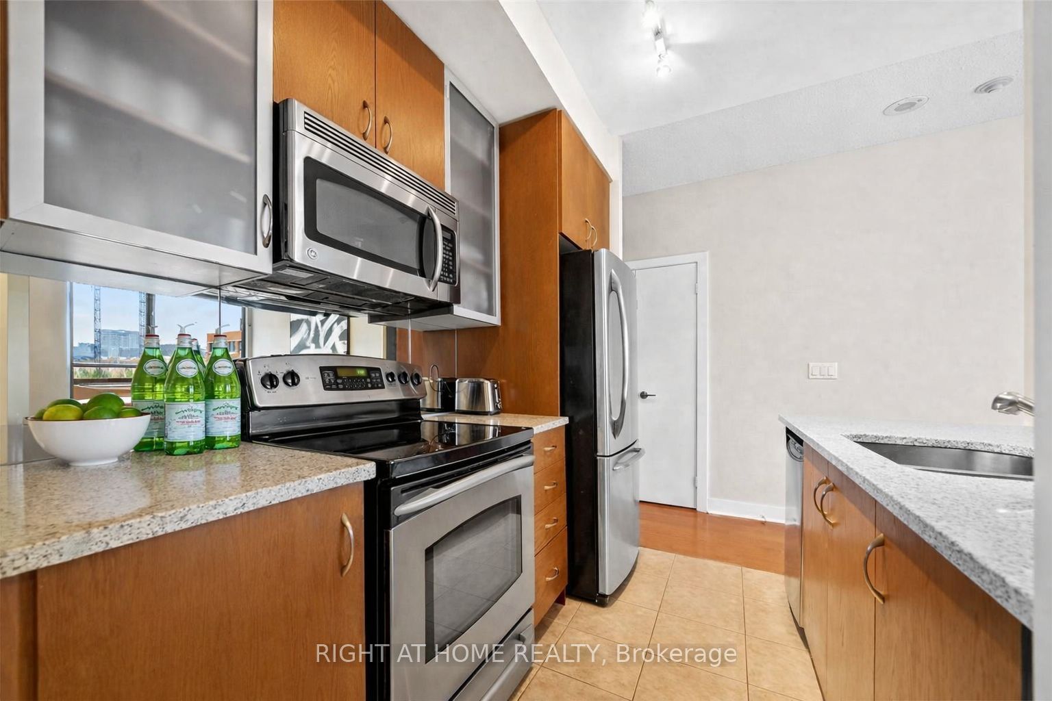 Additional image 4 of 609-438 King Street W, Toronto, ON, M5V 3T9