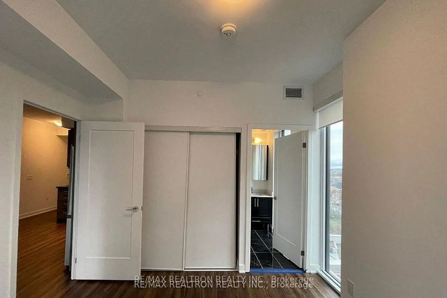 95 Oneida Crescent 804 photo 2