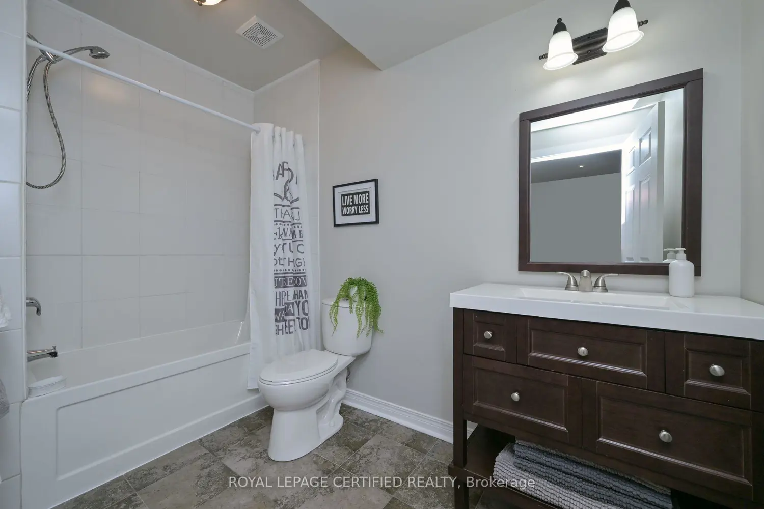 Additional image 16 of 102 Oakes Crescent