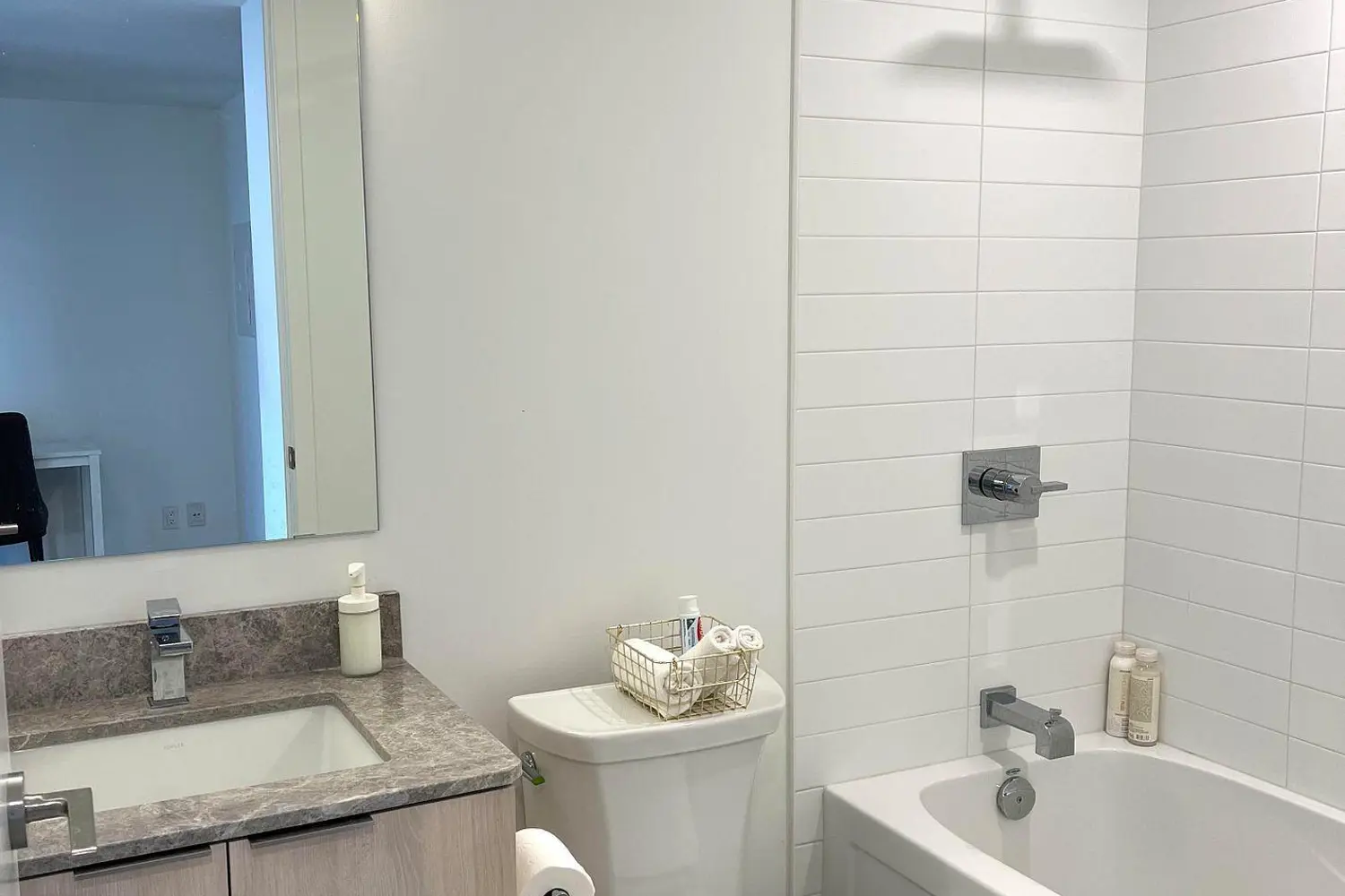 Additional image 6 of 501 Yonge Street 4002