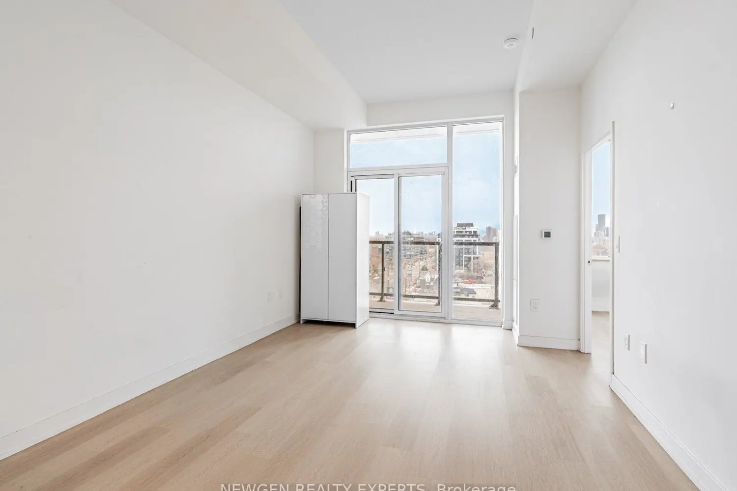 Additional image 13 of 859 The Queensway 824