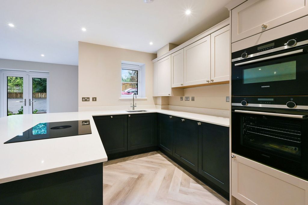 Additional image 7 of 2 bed flat for saleGreenhedges - Westerham Road, Oxted RH8